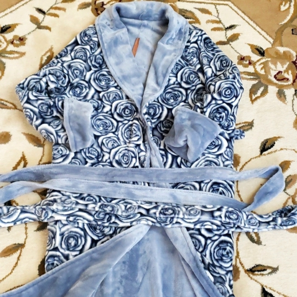 Casa Zeta-Jones Womens reversible blue/blue white floral rosette robe, Size S - Picture 13 of 16